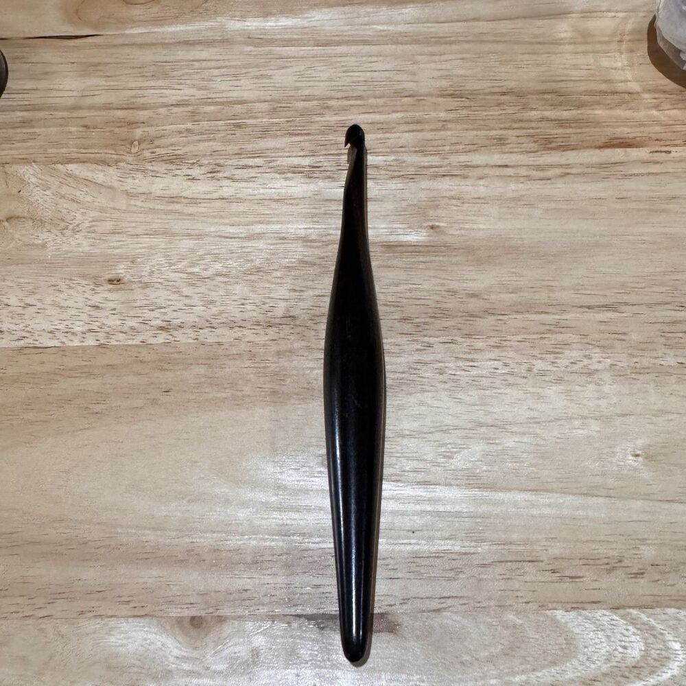 Furls Streamline Ebony Wood Crochet Hook Size L 7.0 mm Ergonomic